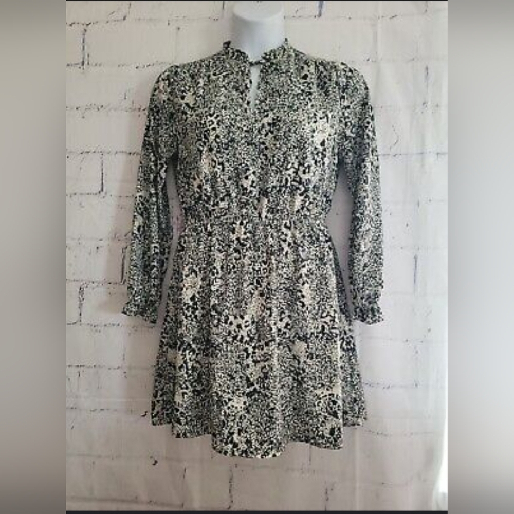Long sleeved Size 8 black/cream dress. 19" from waist to hem.
